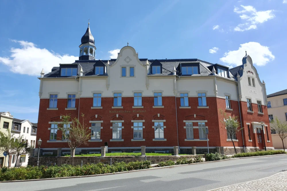 Poliklinik in Olbernhau - Außenansicht bei schönem Wetter